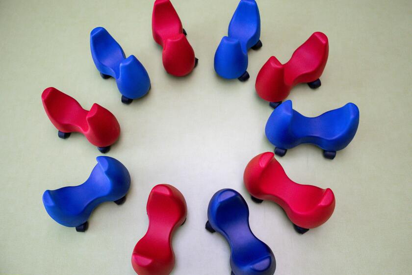 Zehn rote und blaue Bogenroller gingen als Spende an die Johanniter-Kita Meeresbande.