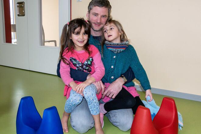 Gregor Schulte spendet einmal im Jahr für Projekte, die ihm persönlich etwas bedeuten. Nun entschied er sich für die Kita Meeresbande und Bogenroller, mit denen seine Töchter gerne spielen.