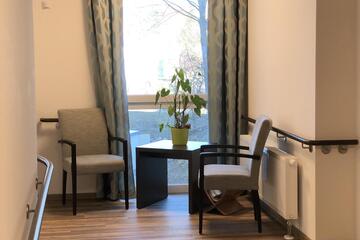 Möbel einer Sitzgruppe im Wohnbereichs des Johanniter-Seniorenzentrums