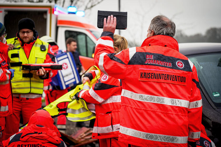 Rettungs- und Kriseninterventionsteam arbeitet gemeinsam am Einsatzort.