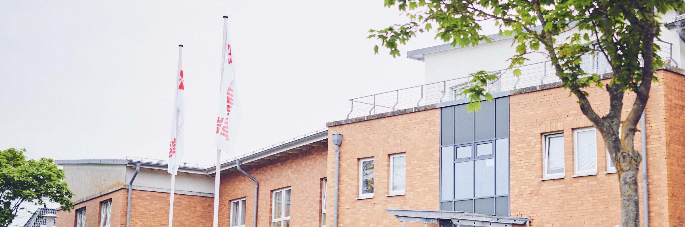 Von der Straße Sicht auf den Eingang und Strandkorb zum Johanniter-Haus Westerland