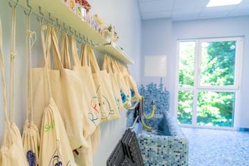 Kneippbeutel hängen neben dem Kneippbecken der Johanniter-Kita Seehüpfer