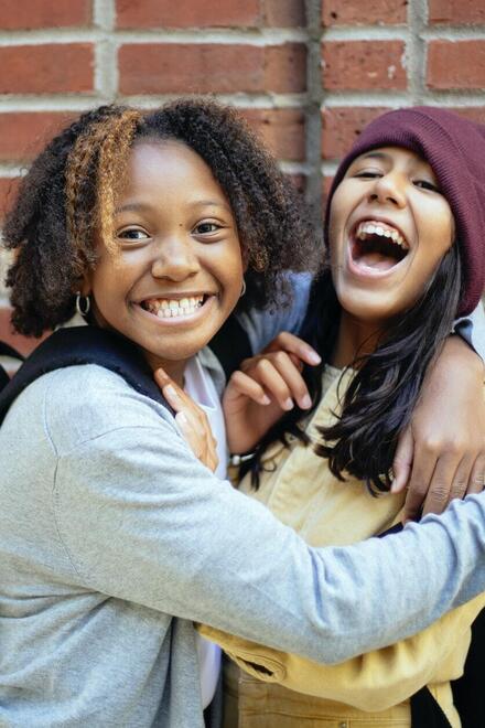 Zwei lachende Mädchen.