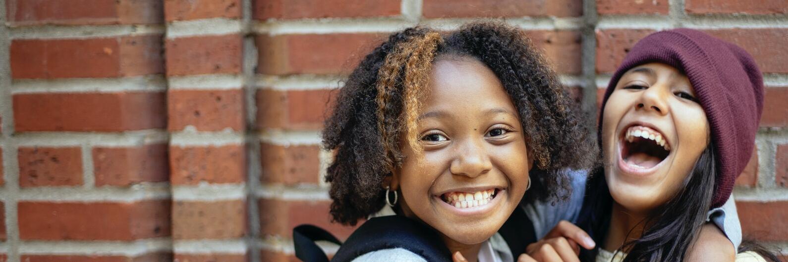 Zwei lachende Mädchen.