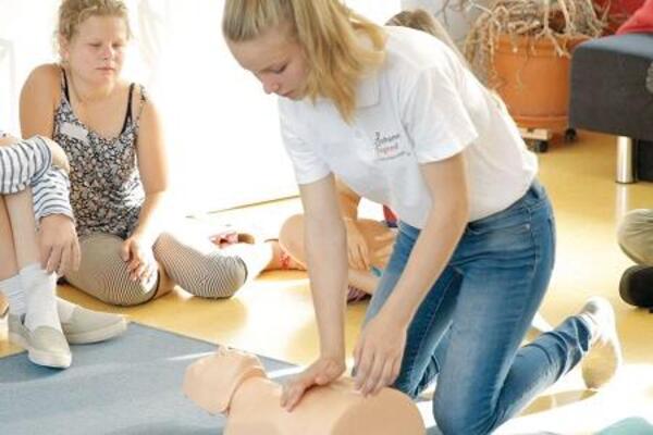 Die Herzensretter-Kurse werden von ausgebildeten Gleichaltrigen durchgeführt.