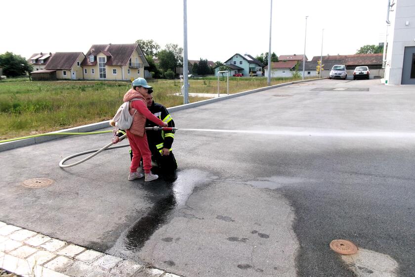 Den Kindern hat es viel Spaß gemacht mit den Feuerschläuchen zu üben.