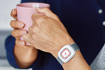 Der Hausnotruf der Johanniter kann unauffällig am Handgelenk getragen werden.