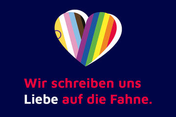 Buntes Herz auf blauem Hintergrund mit dem Spruch "Wir schreiben uns Liebe auf die Fahne"