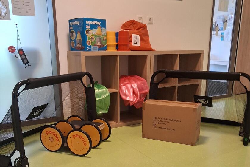 Spielbahn in einem Regal