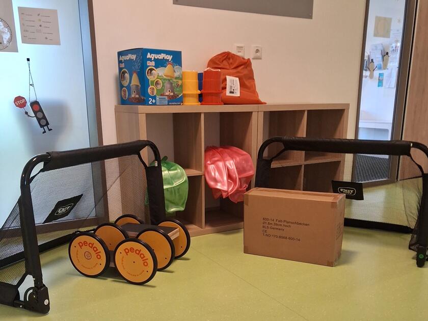 Spielbahn in einem Regal