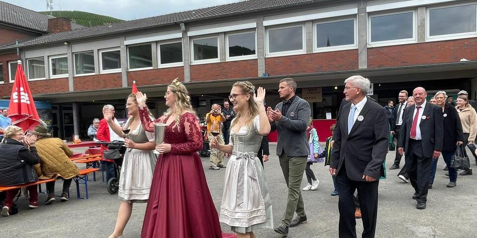 Der Umzug auf dem Dernauer Winzerfest