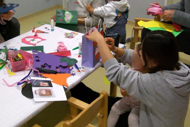 Kinder und Eltern basteln gemeinsam Laternen