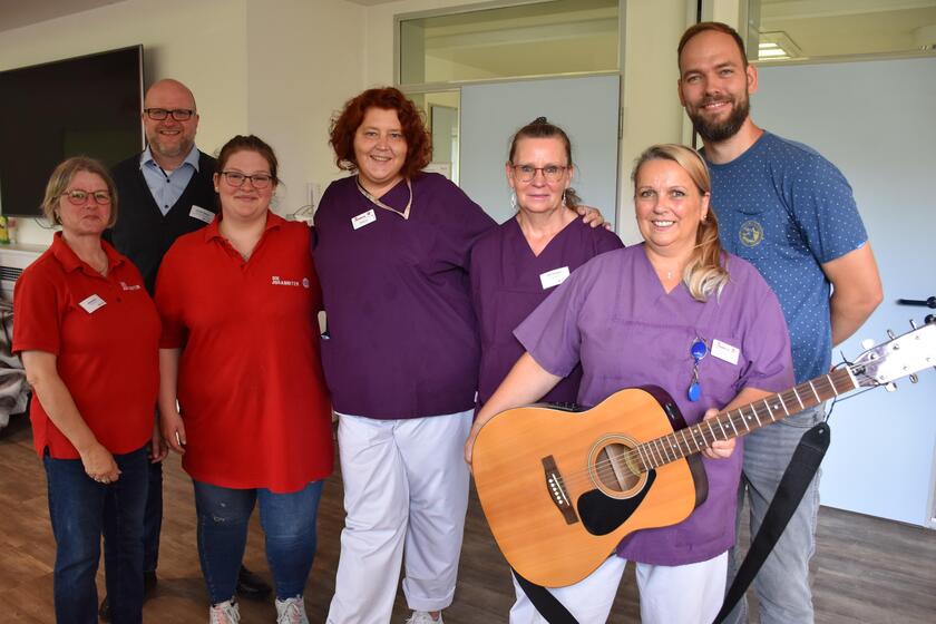 der Musiklehrer des Gymnasiums Salzhausen gemeinsam mit Mitarbeitenden der Tagespflege und Kurzzeitpflege
