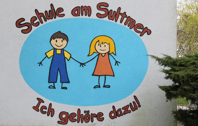 Eine Wand der schule mit dem Logo