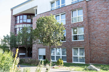 Außenansicht des Johanniter-Stift Köln-Höhenhaus mit rotem Klinker