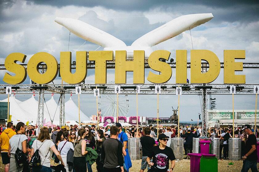 Besucher strömen auf das Gelände, über dem Eingangsbereich zum Southsidefestival prangt ein großer Schriftzug "SOUTHSIDE"