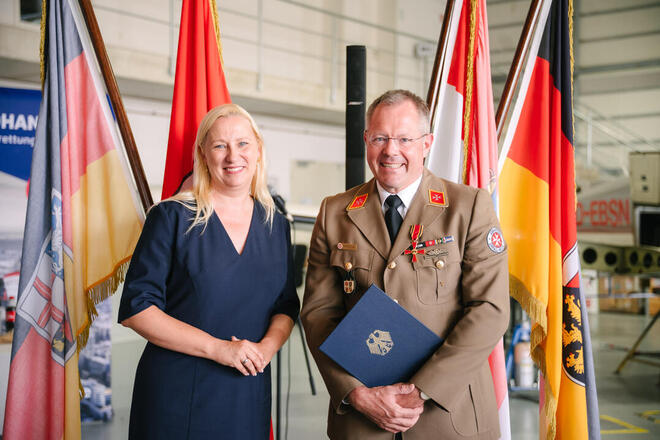 Diana Stolz,  die Hessische Ministerin für Familie, Senioren, Sport, Gesundheit und Pflege und Prof. Dr. Simon Little, der Chefarzt im Frankfurter Markus Krankenhaus und Vizepräsident der Johanniter-Unfall-Hilfe beim Festakt zur Übergabe des Ordens. 