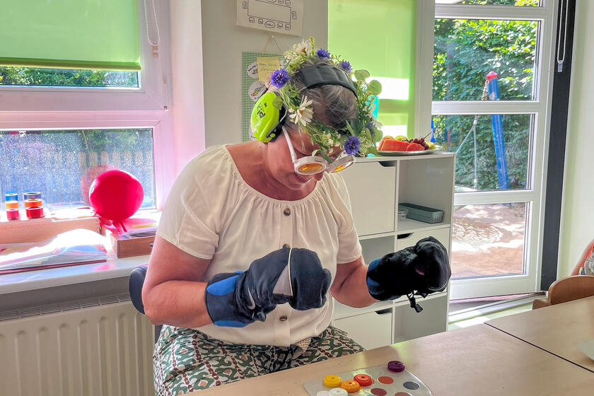 Zu ihrem Abschied hatten sich das Team und die Kinder Aufgaben überlegt, die Susanne Gloe mit einer „altersgerechten“ Ausrüstung“ lösen musste. Die Leiterin geht nach 25 Jahren im Johanniter-Kinderhaus Quickelbü in Rente.