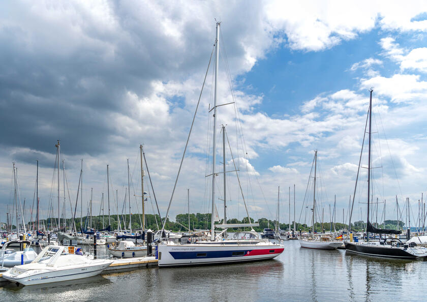 Das Segelboot liegt an seinem Liegeplatz in Travemünde.