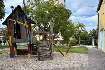 Außenbereich bzw. Garten mit Klettergerüst 