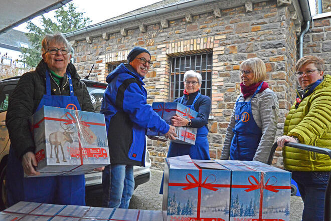 Johanniter-Weihnachtstrucker-Pakete werden an die Tafel übergeben