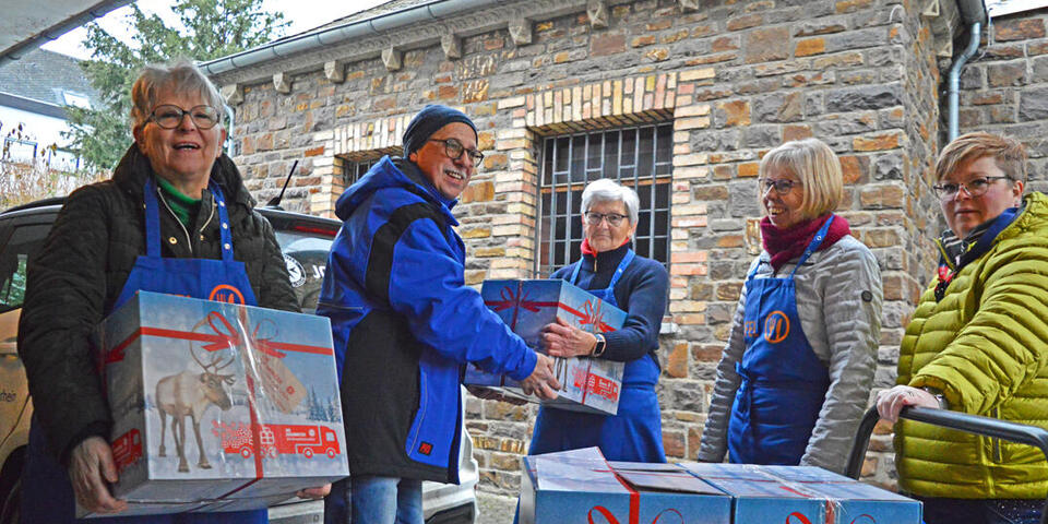 Johanniter-Weihnachtstrucker-Pakete werden an die Tafel übergeben