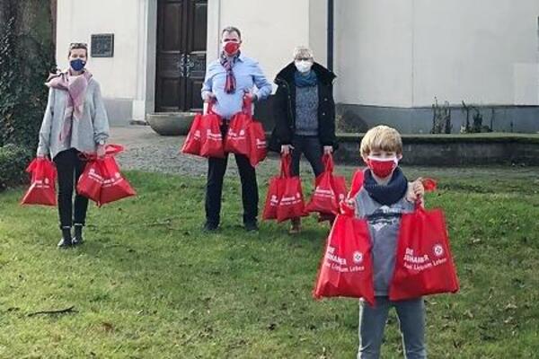 Ehrenamtliche Johanniter bieten Wohnungslosen einen Ort zum Aufwärmen in der Berger Kirche in Düsseldorf.