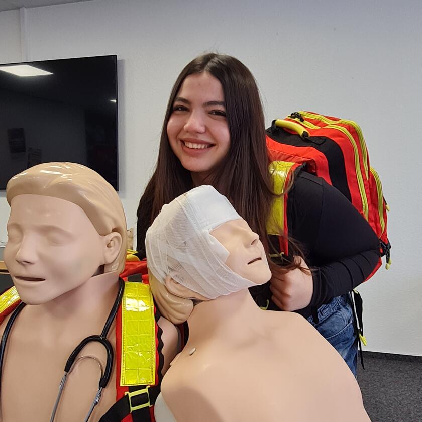 Bild einer FSJlerin in der Erste-Hilfe-Ausbildung