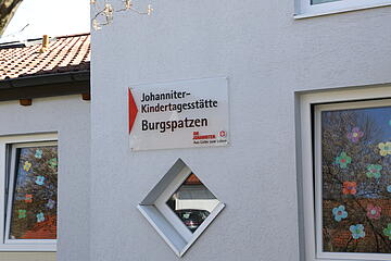 Schild Johanniter-Kindertagesstätte "Burgspatzen"