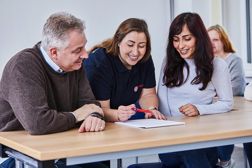 Der Lehrgang zur Pflegehilfskraft bietet einen Einstieg ins Berufsfeld Pflege.