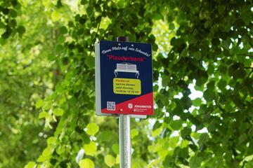 Plauderbankschild im Grünen