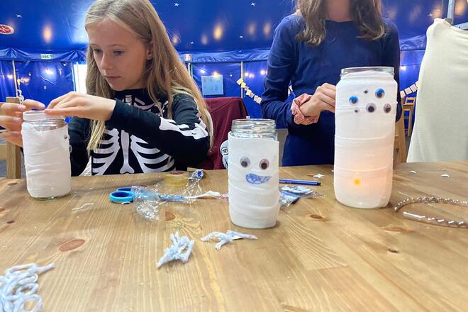 Kinder Basteln an Halloween im Juhte-Laune-Zirkuszelt
