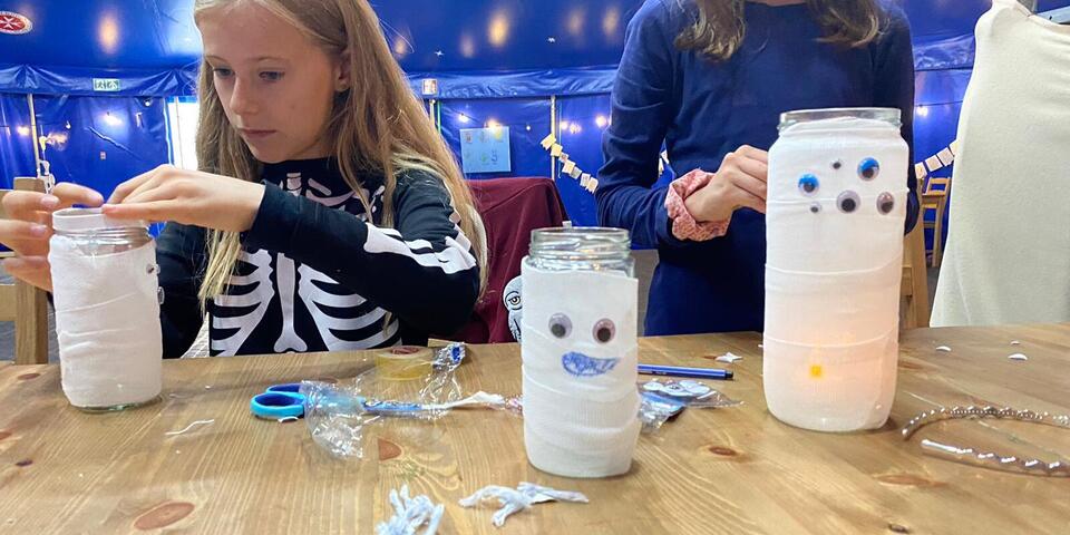 Kinder Basteln an Halloween im Juhte-Laune-Zirkuszelt