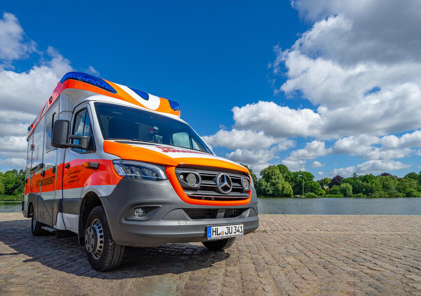 Ein Rettungswagen der Johanniter in Lübeck steht an der Wakenitz.