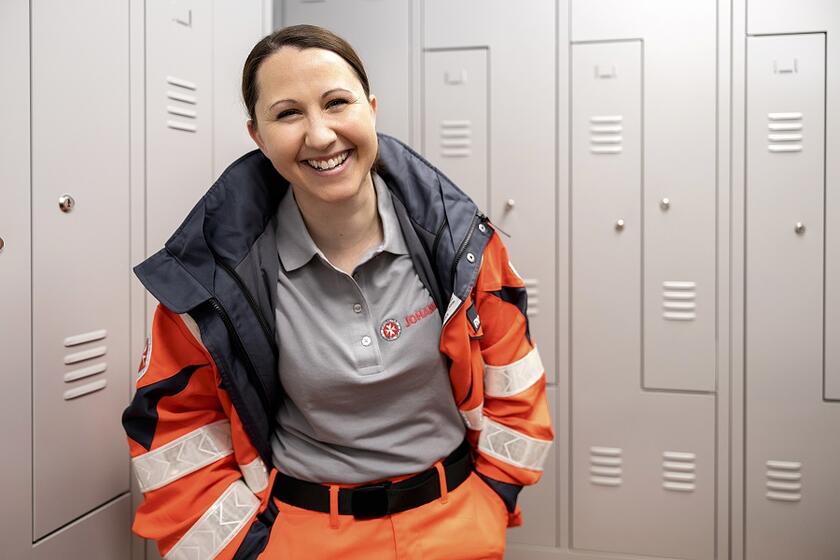 Ein Notfallsanitäterin steht vor den Spinds in der Rettungswache. 
