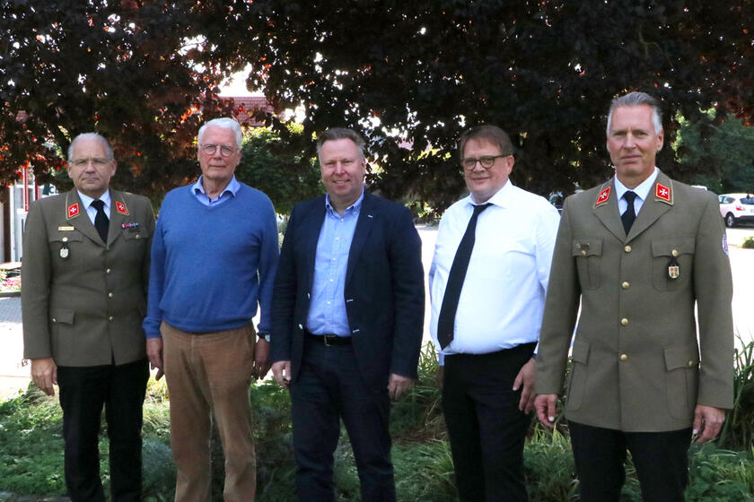 Zwischen den beiden Landesvorstandsmitgliedern stehen die neuen Rechnungsprüfer Helmut Schenk zu Schweinsberg (2. v.l.) und Stefan Becker (3.v.l.) sowie Holger Adler (4.v.l.) als Stellvertreter.