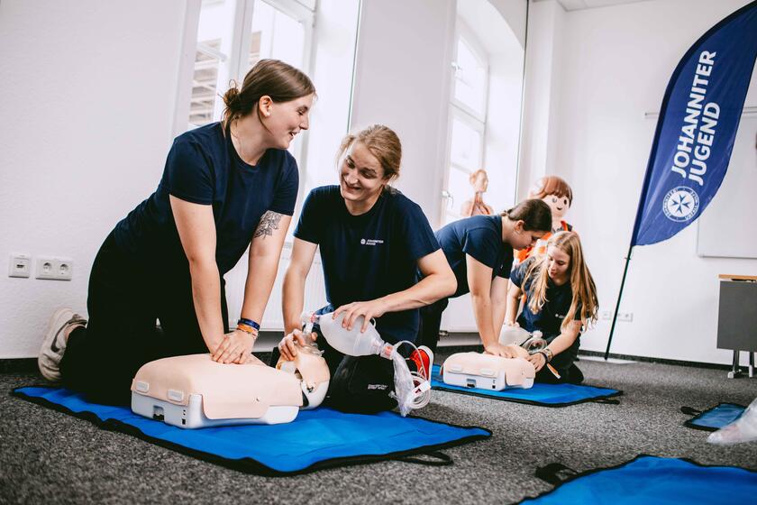 Johanniter-Jugend bei Erste-Hilfe-Übungen an Puppen