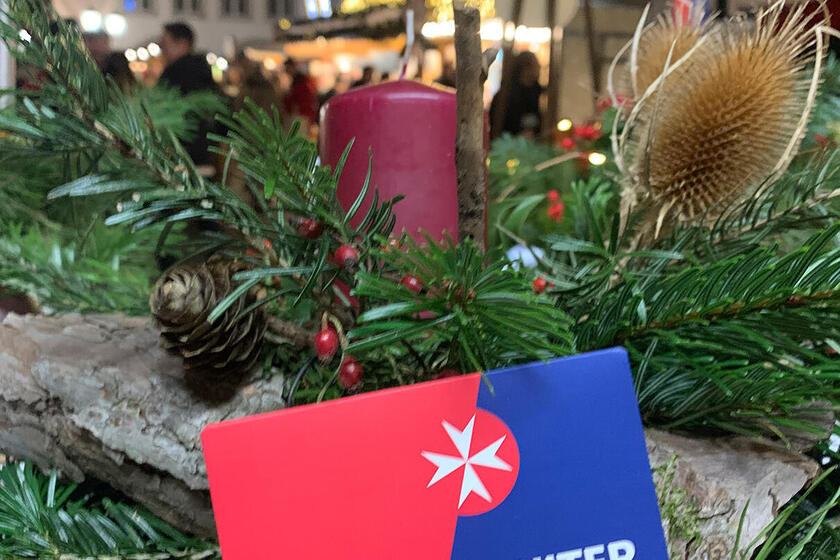 Ein Gesteck vom Johanniterstand auf dem Weihnachtsmarkt
