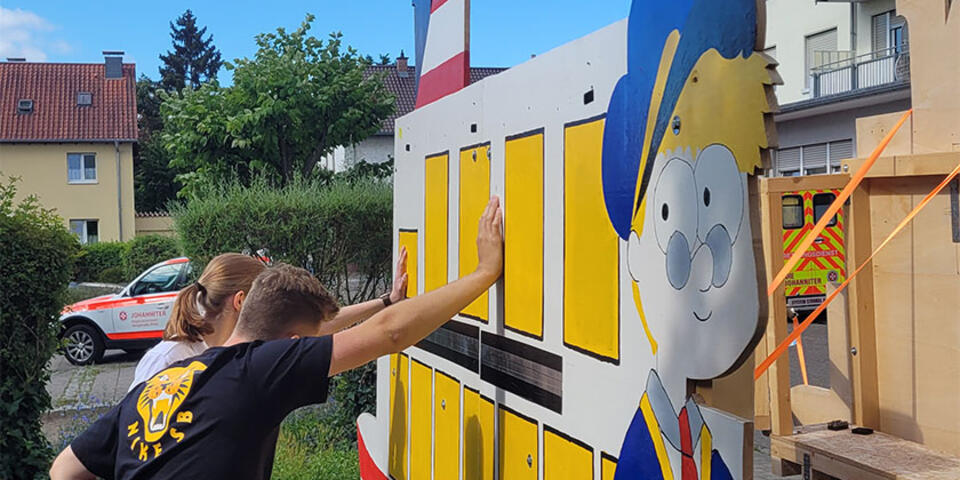 Gemeinsam im #TeamJohanniter wird das Erste-Hilfe-Boot aufgebaut.