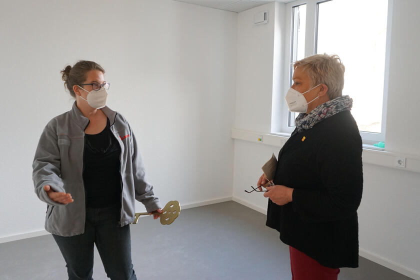 Zwei Frauen mit einem großen Schlüssel