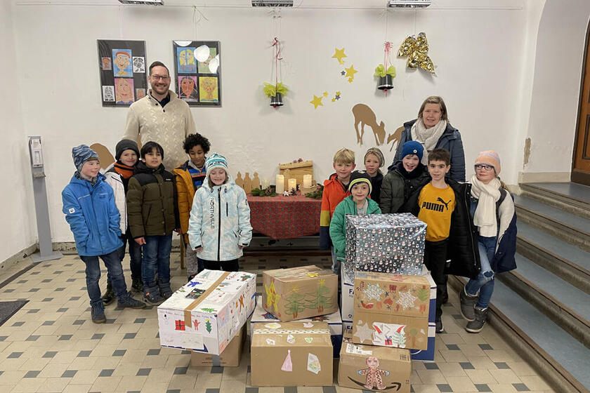 Kinder und Erwachsene mit Weihnachtstruckerpaketen