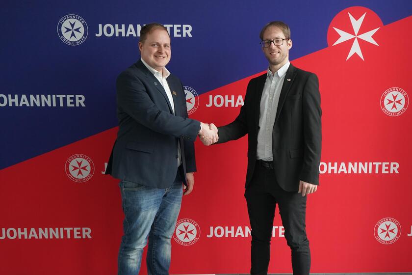 Thomas Geißler von der Firma Zimmermann Vital (links) und Christian Simbeck (rechts), Sachgebietsleitung für Pflege bei den Johannitern in Ostbayern, freuen sich auf die künftige Kooperation. 