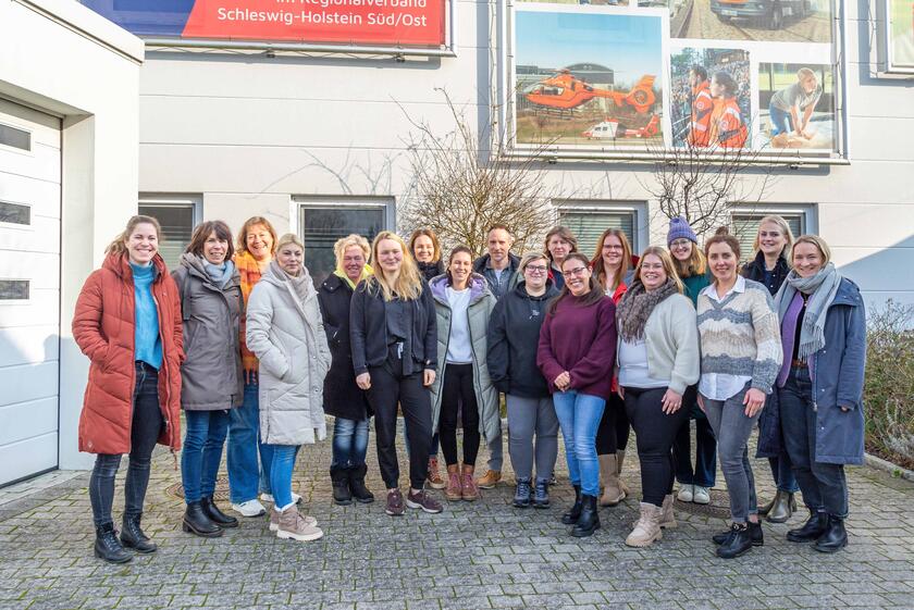 Auf dem Gruppenfoto sind die Gesundheitslotsinnen und -lotsen sowie die Betriebliche Gesundheitsmanagerin und Vertreterinnen des Kooperationspartners AOK Nordwest zu sehen.