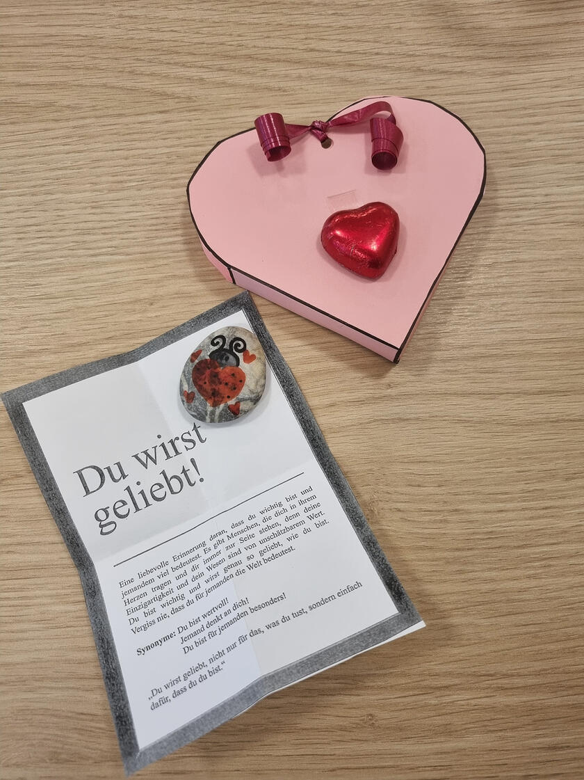Ein gebasteltes Herz als Geschenk zum Valentinstag