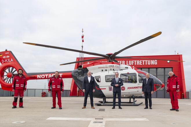 Dr. Alexander Schlier, Prof. Dr. Simon Little, JLR-Geschäftsführer Frank Zabell, Regierungspräsident Dr. Christoph Ullrich, Landesvorstand und JLR-Geschäftsführer Oliver Meermann und Prof. Dr. Michael Sander vor der H 145 auf der Landeplattform des Luftrettungszentrums Gießen der Johanniter-Unfall-Hilfe e. V. (v.l.n.r.).