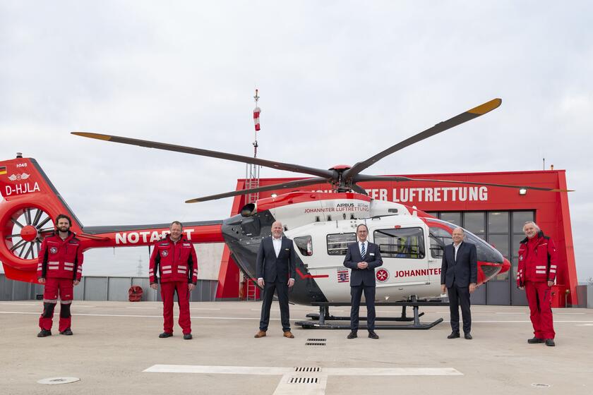 Dr. Alexander Schlier, Prof. Dr. Simon Little, JLR-Geschäftsführer Frank Zabell, Regierungspräsident Dr. Christoph Ullrich, Landesvorstand und JLR-Geschäftsführer Oliver Meermann und Prof. Dr. Michael Sander vor der H 145 auf der Landeplattform des Luftrettungszentrums Gießen der Johanniter-Unfall-Hilfe e. V. (v.l.n.r.).