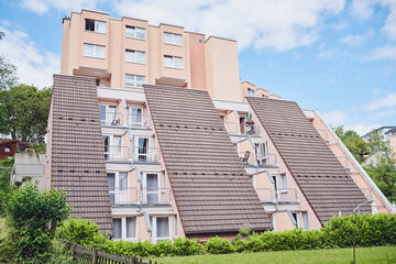 Blick auf das terassenförmige Gebäude-Ensemble in Oeneking