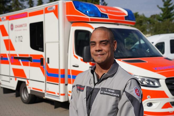 Thilo Hensel vor einem Einsatzfahrzeug