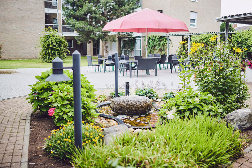 Gartenmöbel im Garten laden zum gemeinsamen Treffen ein