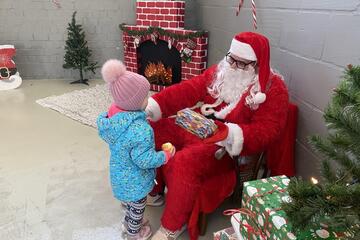 Weihnachtsmann mit Kind